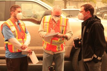 Jeremy Van Keuren (PBEM) collaborating with NETs at the Clackamas Town Center evacuation center.