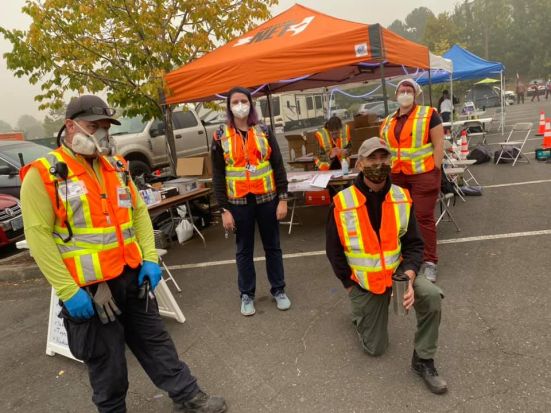 NET crew deployed to the Clackamas Town Center evacuation site, September 12 2020. Photo by Ethan Jewett.